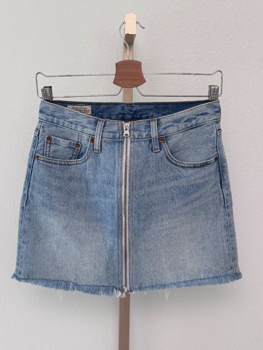 Levi’s Denim Mini Skirt 25 High Rise Raw Hem Front Zip Distressed Blue NWOT